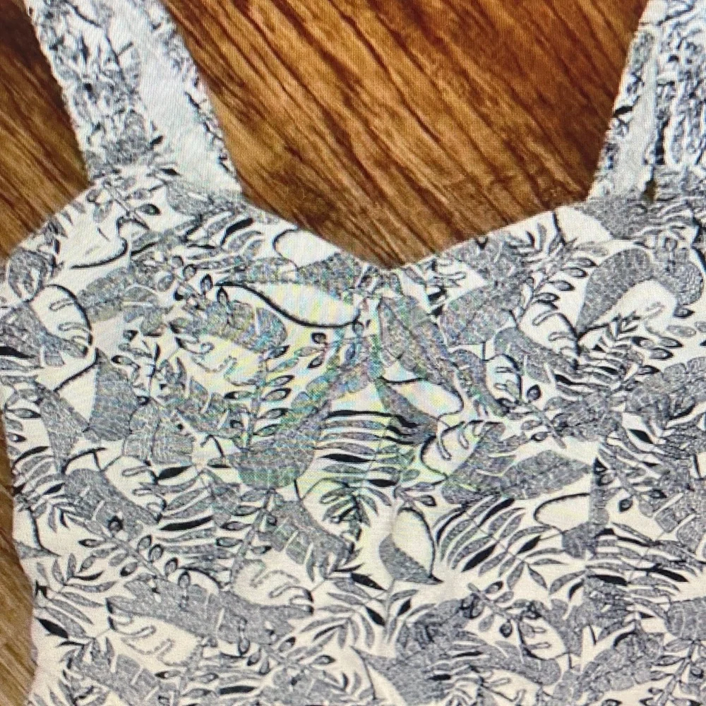 Japna Black and White Leaf-Print Cropped Tank - Picture 5 of 5